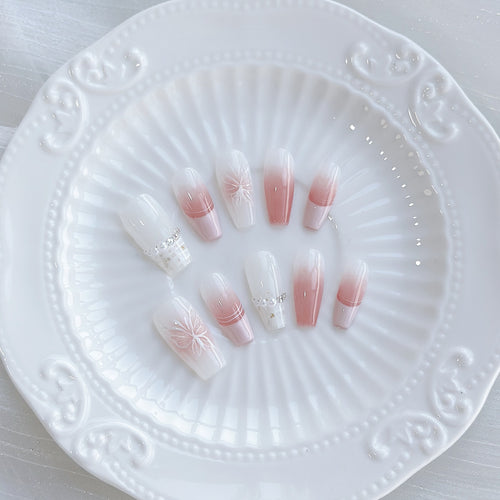Elegantes Ombre Press-On-Nägelset mit floralen Designs