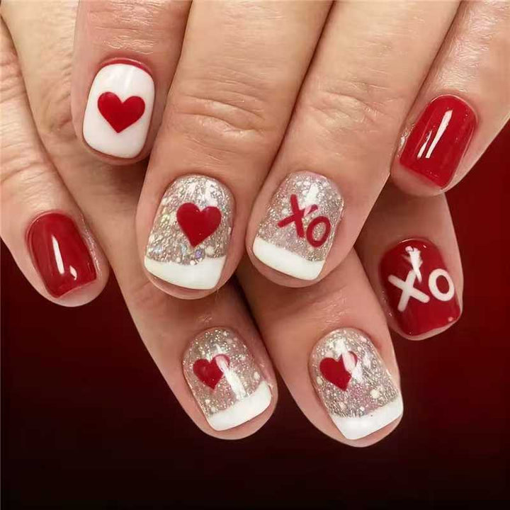 Kunstnagelset mit romantischen Herz- und Glitzer-Motiven Karnz