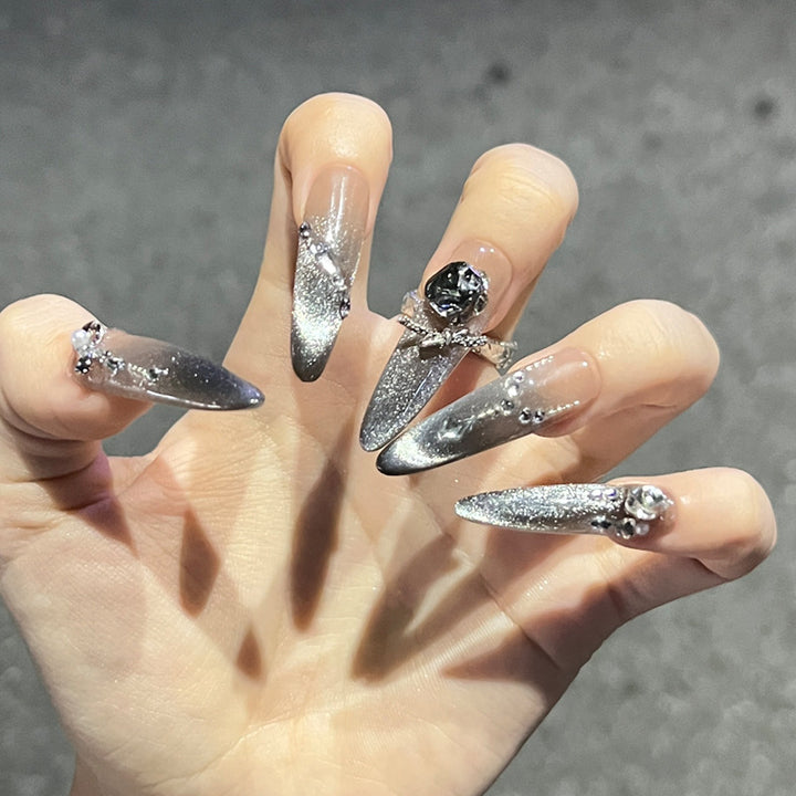 Elegantes Stiletto Press-On Nagelset mit Strassakzenten Karnz
