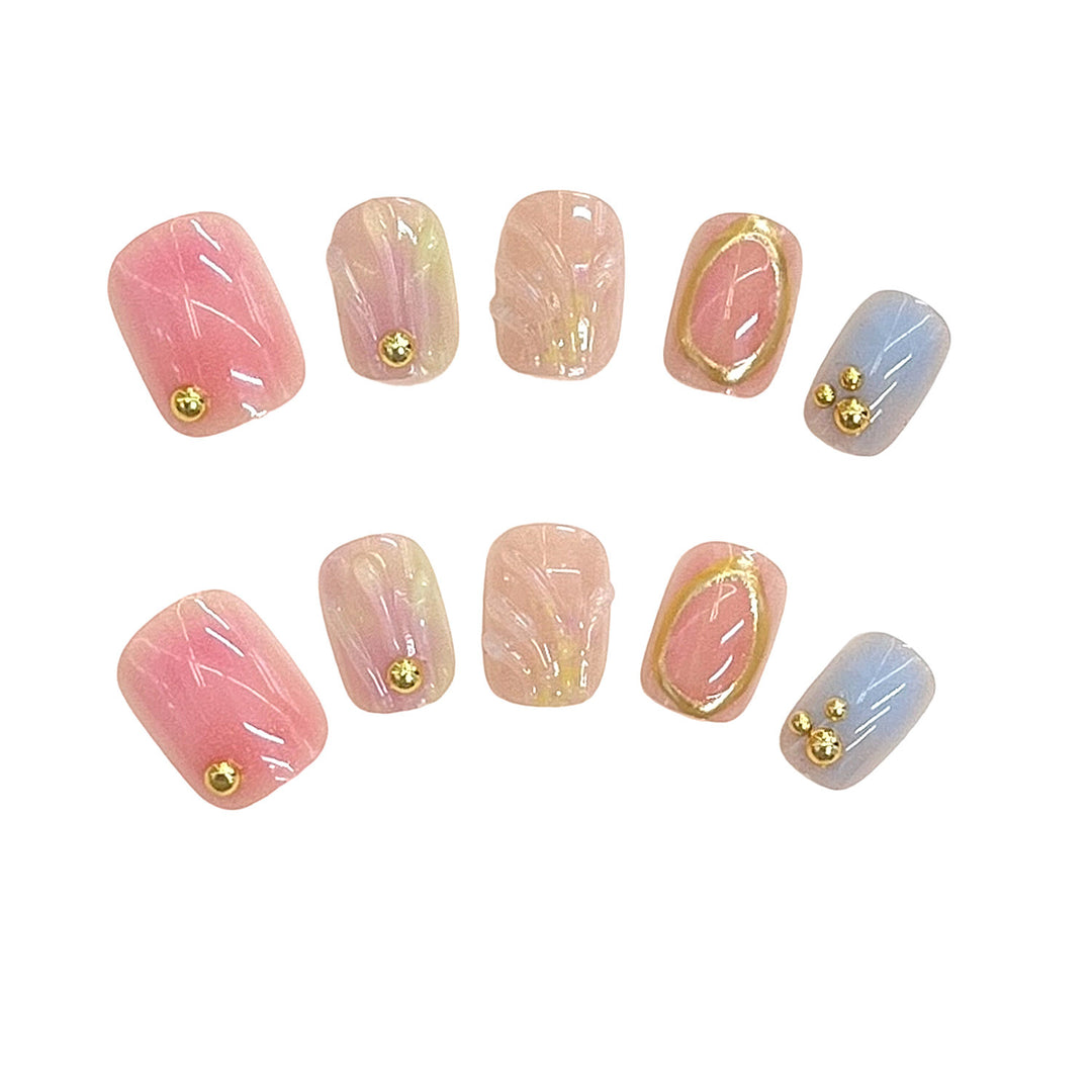 Dekorativer Press-On Nagelset mit goldenen Akzenten Karnz