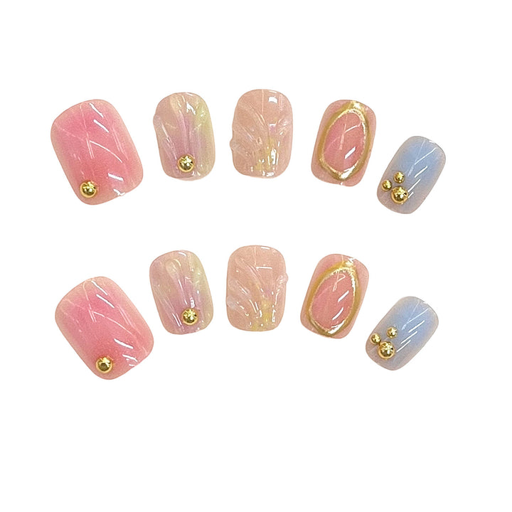 Dekorativer Press-On Nagelset mit goldenen Akzenten Karnz