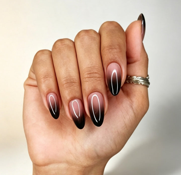 Kunstnägel mit Elegantem Ombre-Design und Filigranem Rand Karnz
