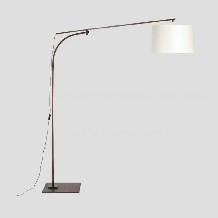 Verstellbare Bogenfußlampe mit elegantem Schirm