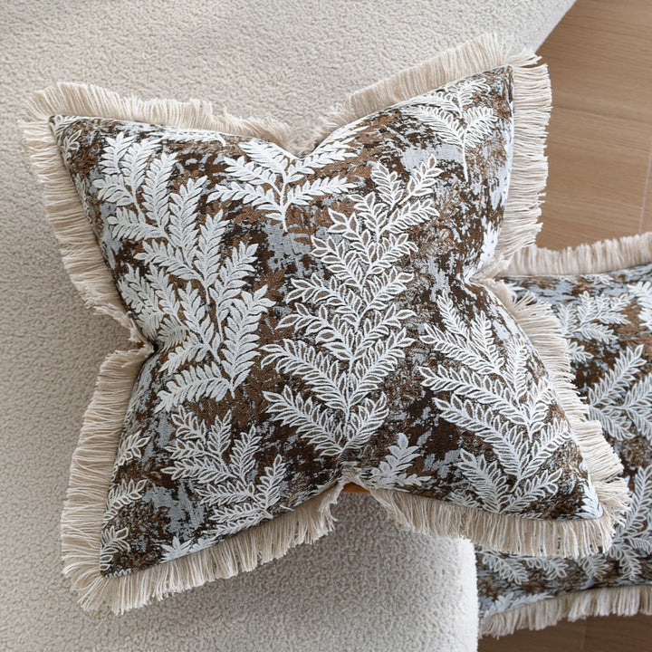 Rechteckiger dekorativer Kissenbezug mit besticktem Blatt‑Jacquard und Fransenrand Karnz