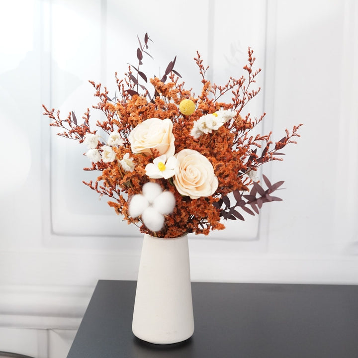 Künstliches Blumenarrangement mit dekorativer Vase