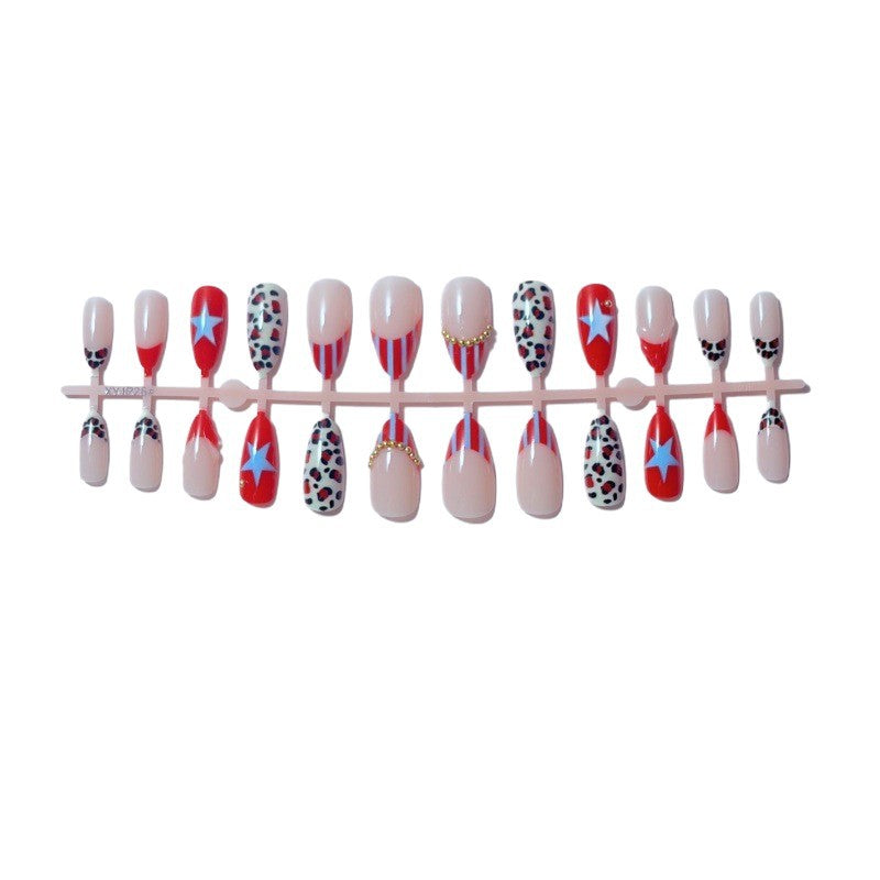 Kunstvolle Nagelspitzen im Retro-Stil Karnz