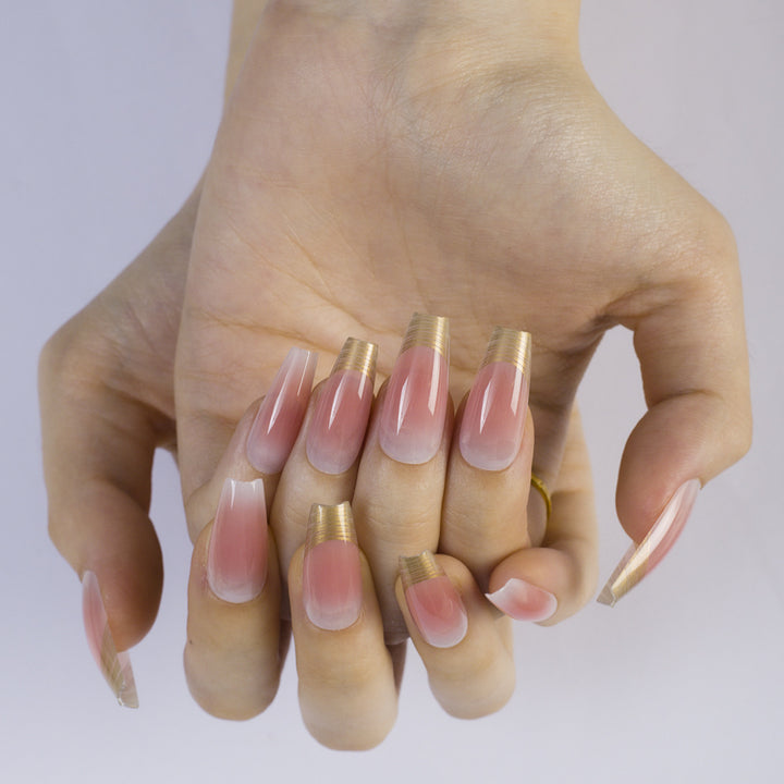 Glänzende Kunstnägel mit Elegantem Goldrand Karnz