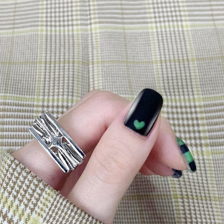 Kreatives Kunstnagelset mit geometrischen Mustern Karnz
