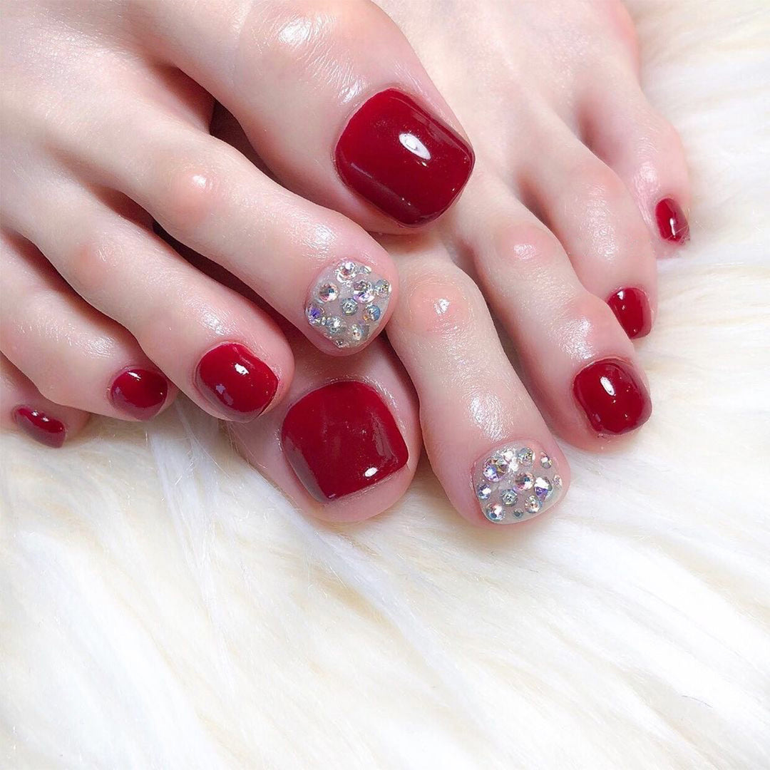 Stilvolle Fußnagelgestaltung mit Glitzerakzenten Karnz