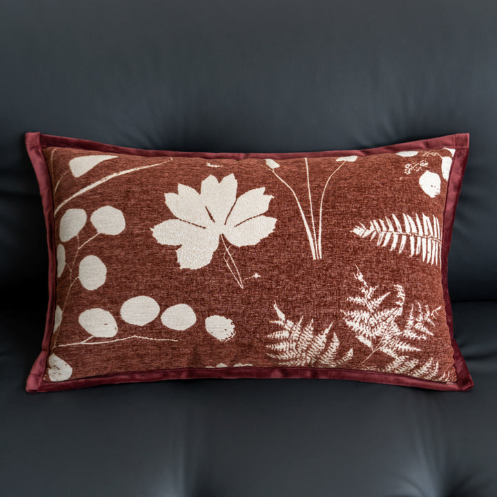 Dekoratives Kissen mit floralen Mustern