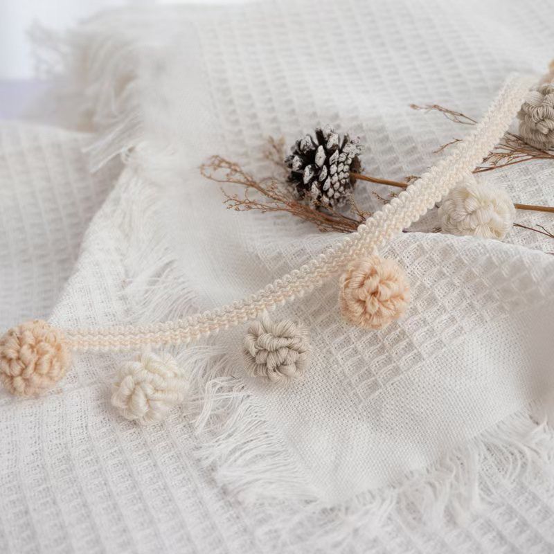 Dekorative Bordüre mit Pompons Karnz