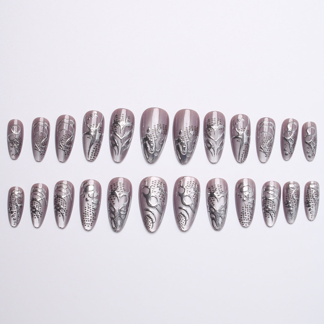 Kunstvolle Nagelspitzen mit Modernem Design Karnz