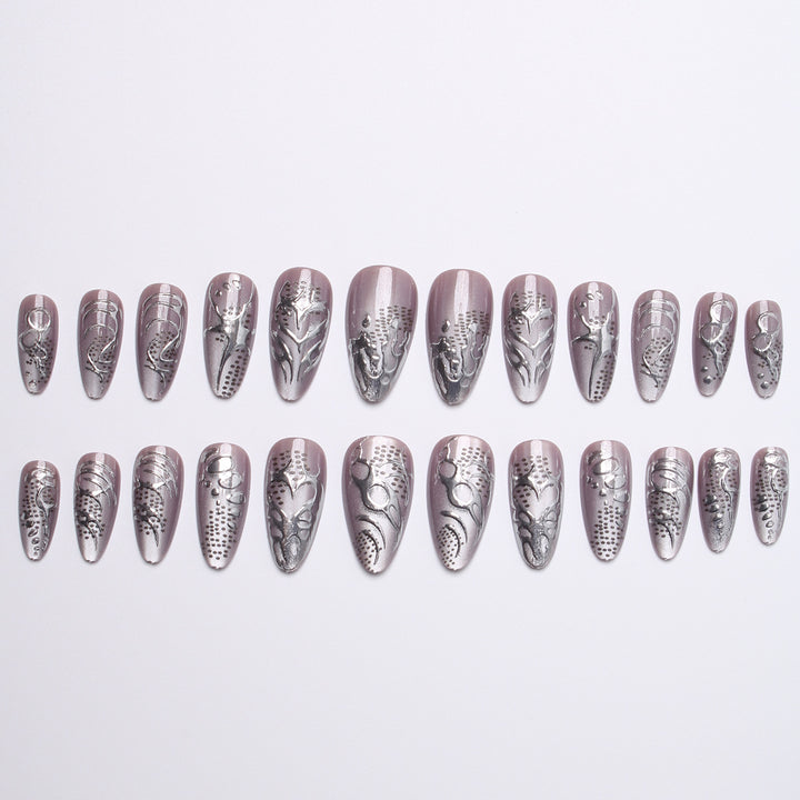 Kunstvolle Nagelspitzen mit Modernem Design Karnz