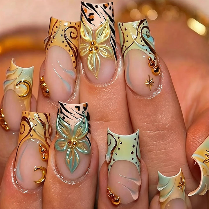 Kunstnagelset mit floralen 3D-Applikationen und eleganten Verzierungen Karnz