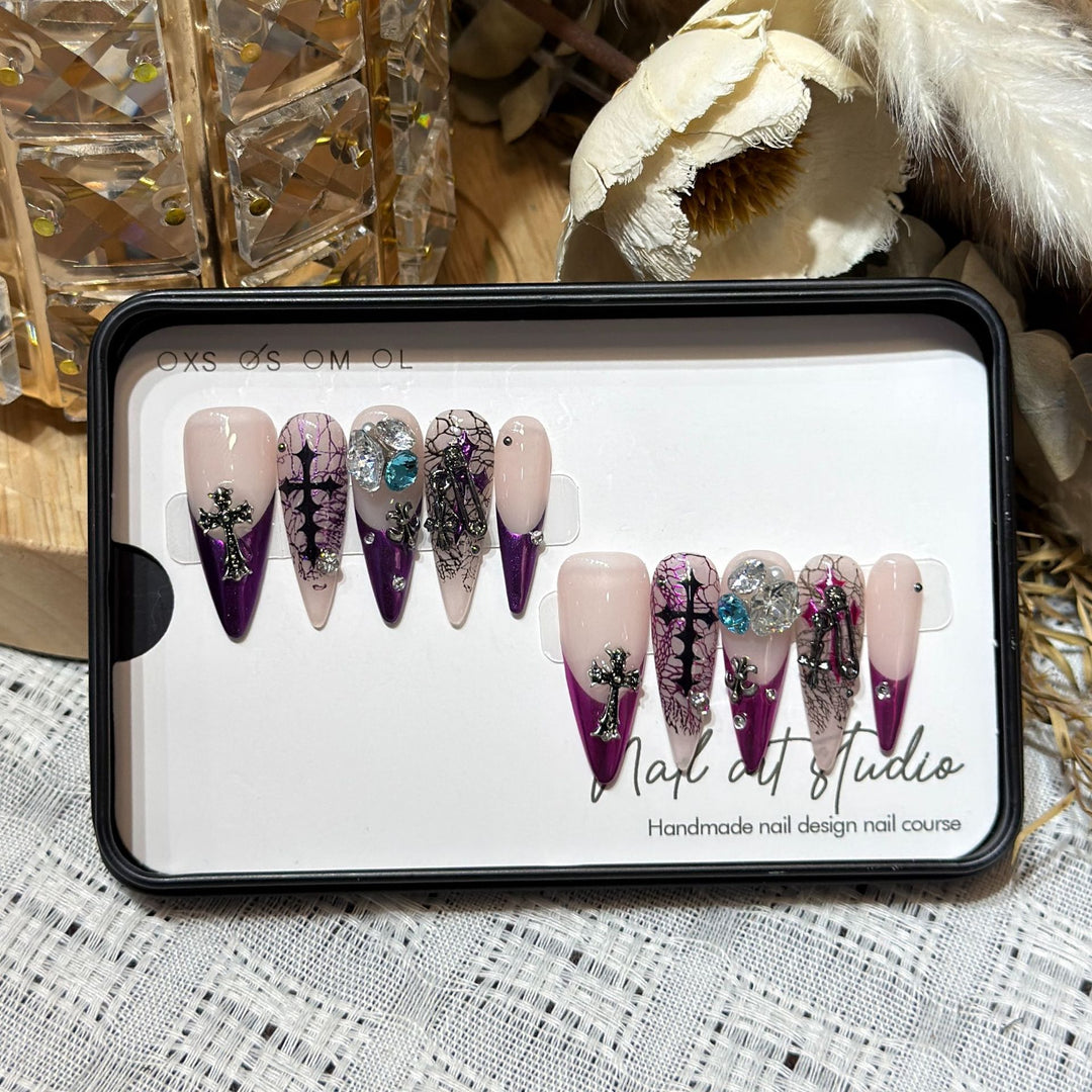 Künstlerisches Stiletto Presse-Nagelset mit einzigartigen Blumen- und Edelsteindetails Karnz