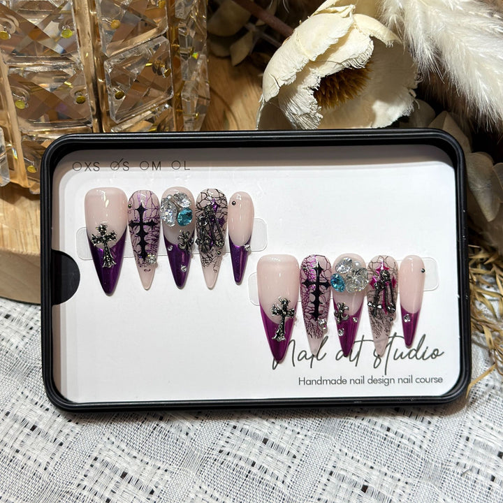 Künstlerisches Stiletto Presse-Nagelset mit einzigartigen Blumen- und Edelsteindetails Karnz
