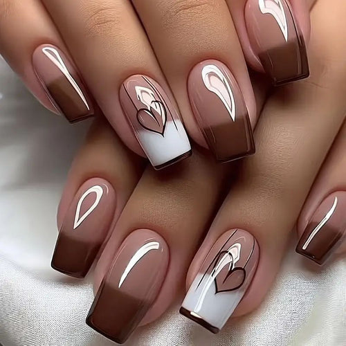 Künstlerisches Herz-verziertes Nageldesign Karnz