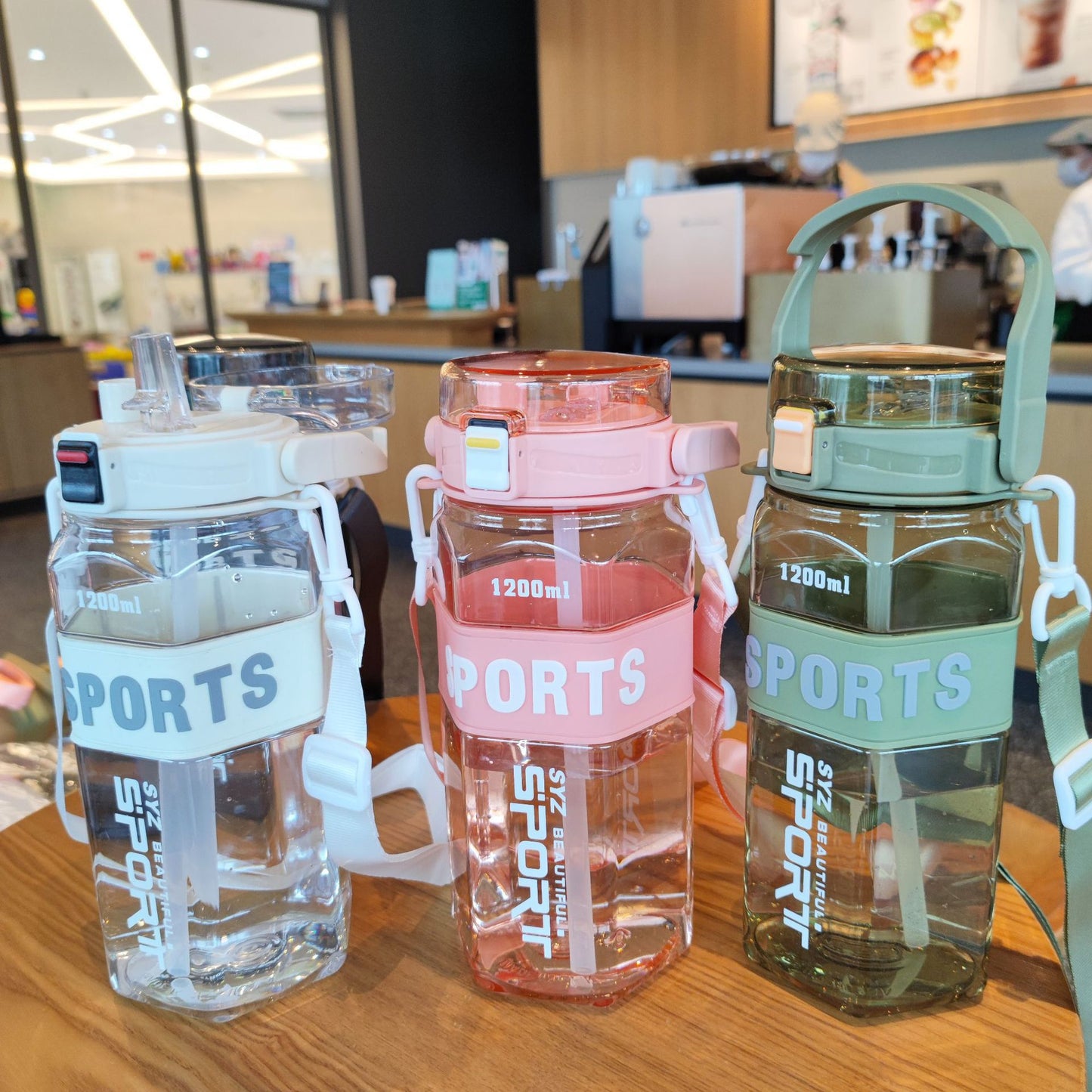 Damen Sportliche Wasserflasche mit praktischem Tragesystem Karnz