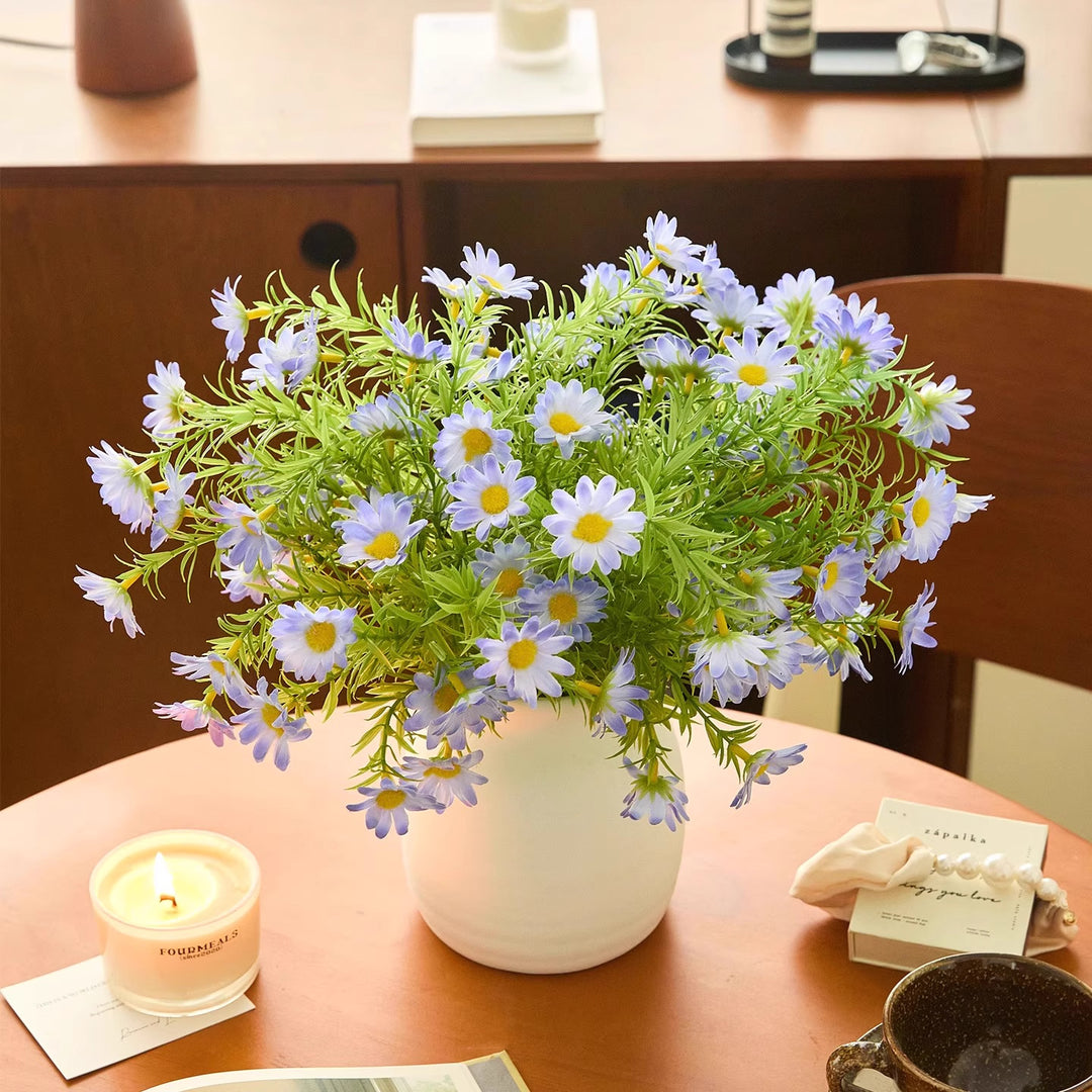 Minimalistische matte Keramikvase mit naturähnlichem Kunstgänseblümchenstrauß