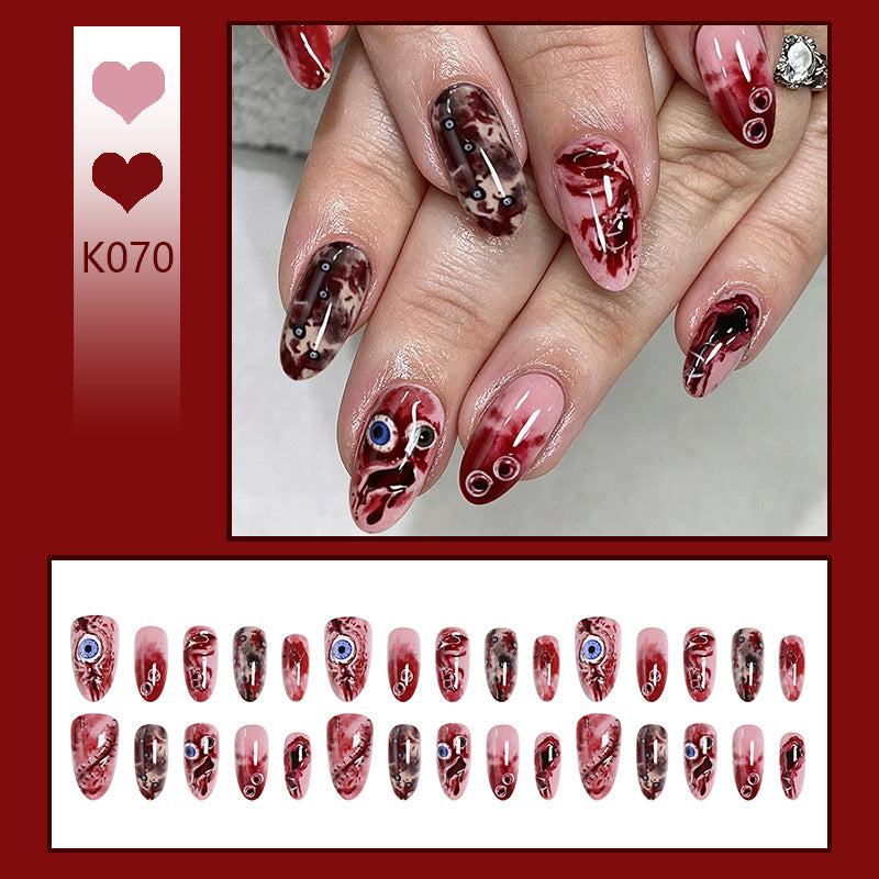 Kreatives Kunstnagelset mit einzigartigen, künstlerischen Akzenten Karnz