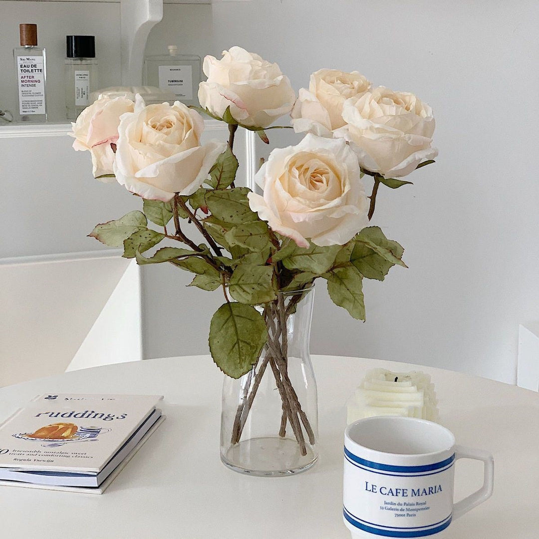 Lebensechtes dekoratives Rosenarrangement