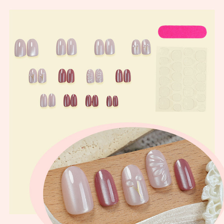 Kunstnagelset mit elegantem Hochglanz-Finish und kreativen Verzierungen Karnz