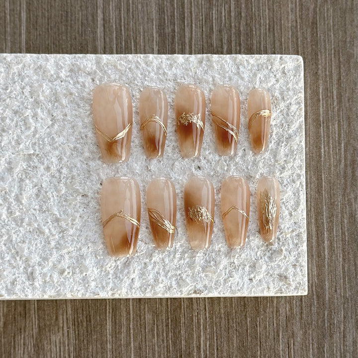 Luxuriöses Nagelkunstset mit goldenen Akzenten