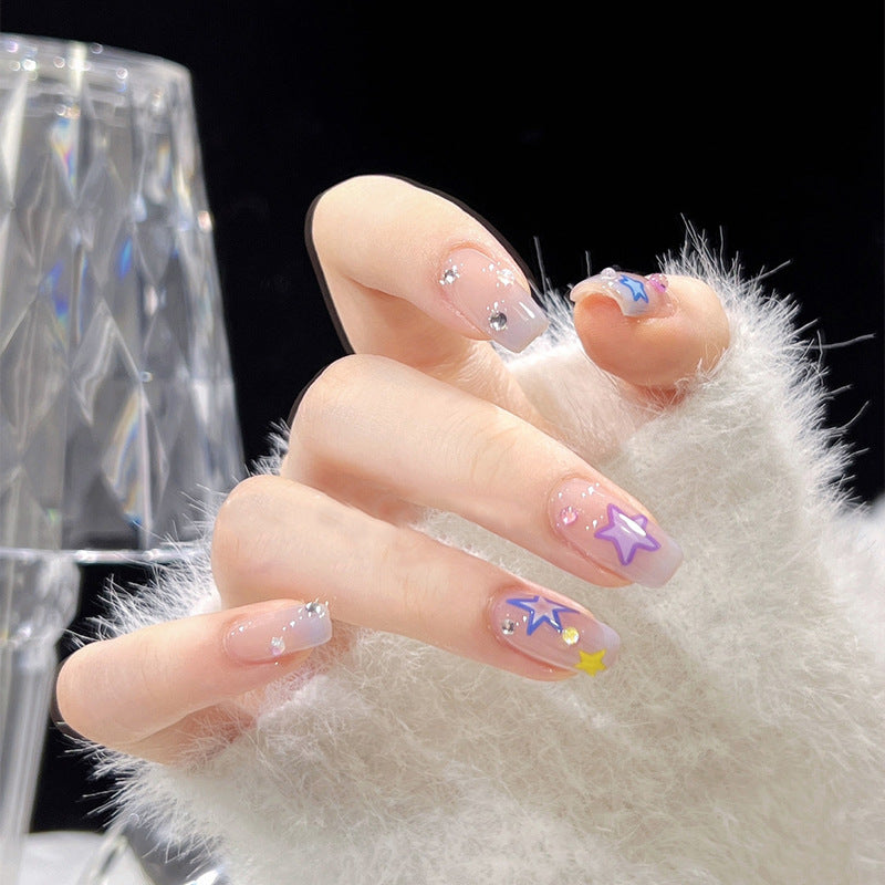 Kunstnagelset mit eleganten blühenden Verzierungen und zartem Ombre-Effekt Karnz