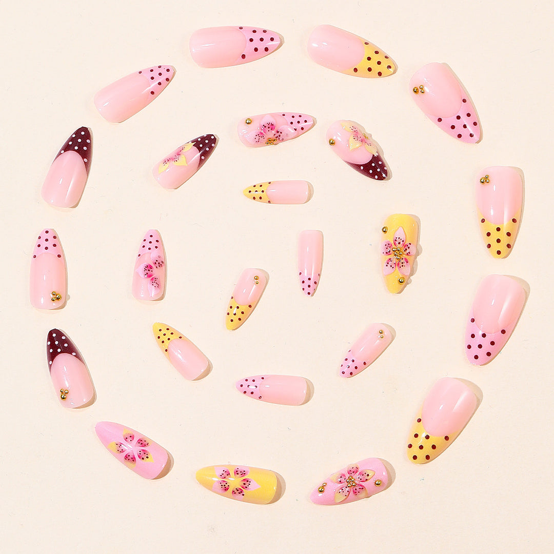Dekorative Blumenakzent Nagelkunst Karnz