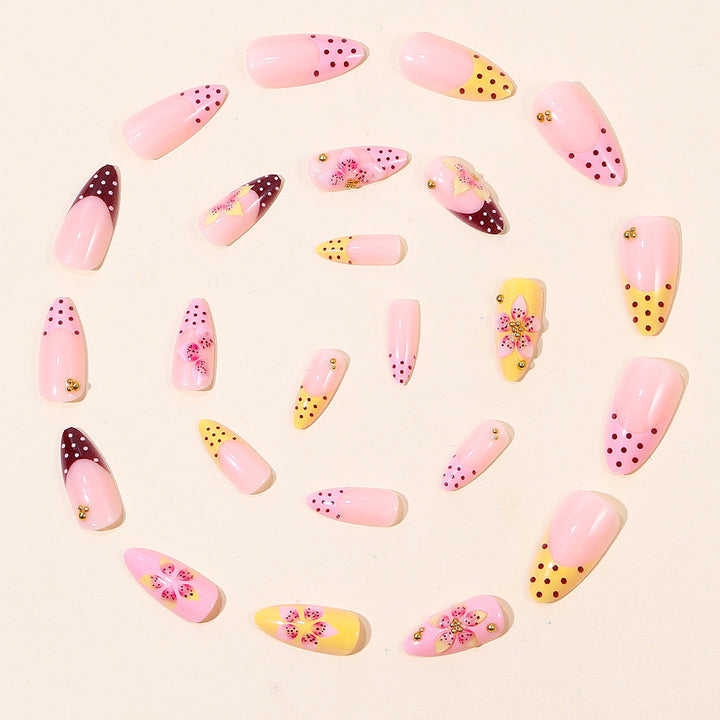Dekorative Blumenakzent Nagelkunst Karnz