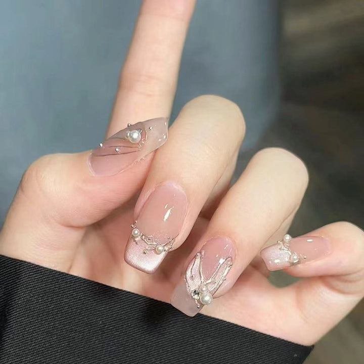 Dekorativer Press-On-Nagelset mit Perlenakzenten Karnz