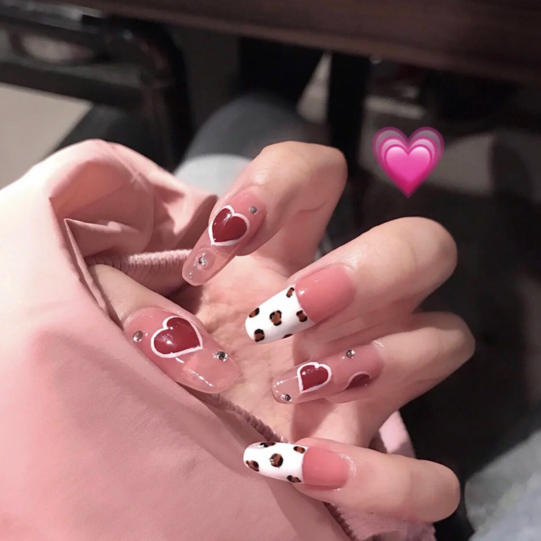 Kunstvolle Nagelkunst mit Herz-Design Karnz