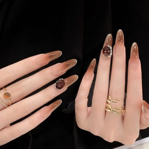 Glitzernde Kunstnägel mit Elegantem Spitzen-Design und Kristallverzierung Karnz