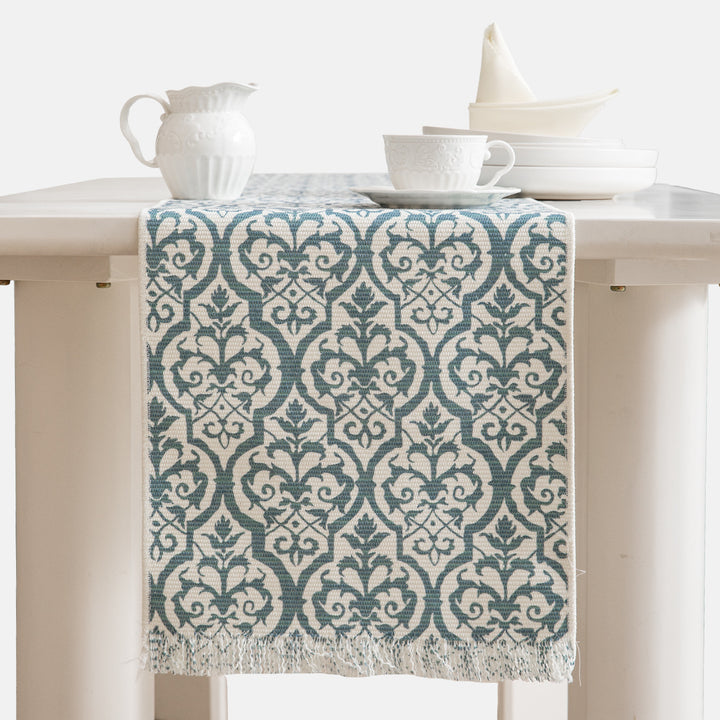 Jacquard-Tischläufer mit floraler Rankenstruktur und dekorativen Fransen Karnz