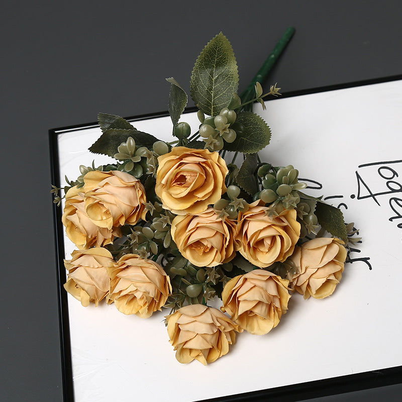 Kunstblumenstrauß für die Innendekoration