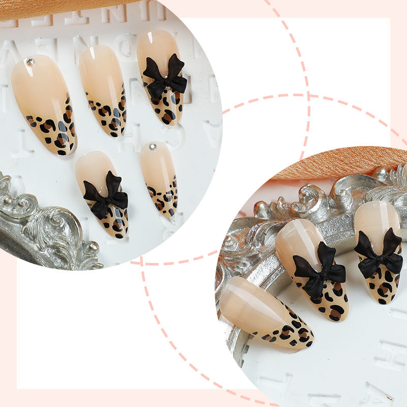 Kunstnagelset mit elegantem Leopardenmuster und glamourösen 3D-Elementen Karnz