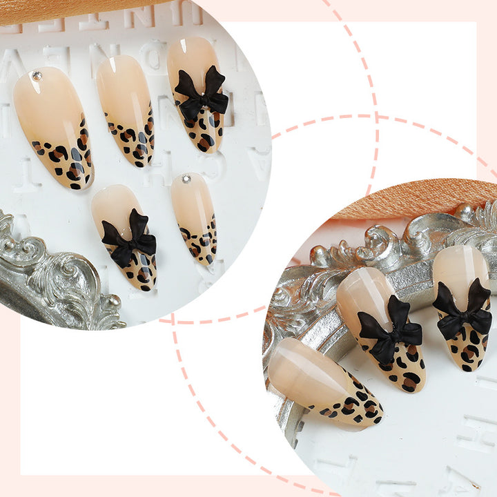 Kunstnagelset mit elegantem Leopardenmuster und glamourösen 3D-Elementen Karnz