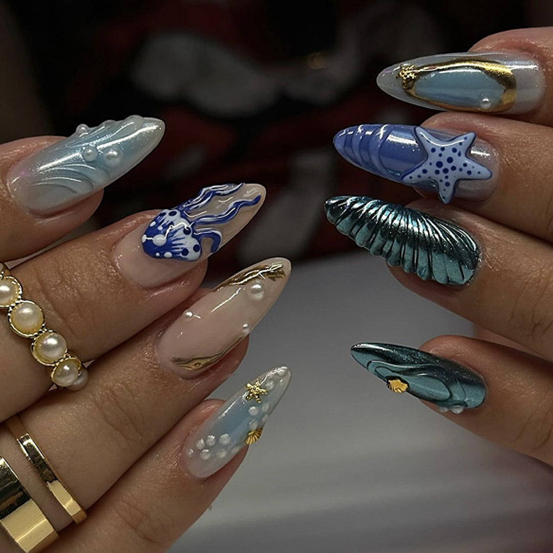 Elegante Nagelkunst im maritime Design mit Glitzer und 3D-Akzenten Karnz