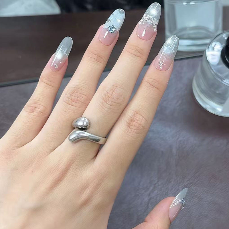 Kunstnagelset mit glamourösen 3D-Details und strahlenden Akzenten Karnz