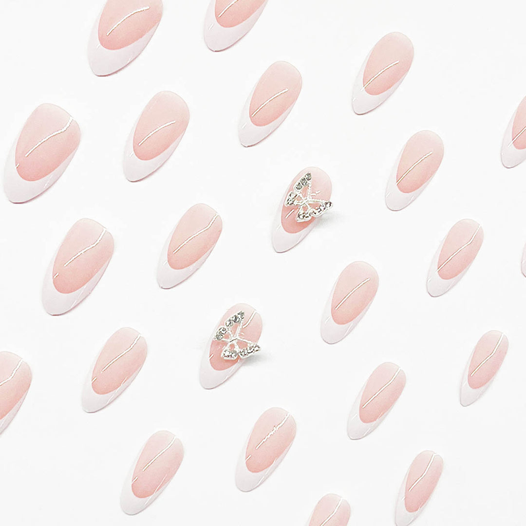 Kunstnagelset mit elegantem French Design und strassverzierten Akzenten Karnz