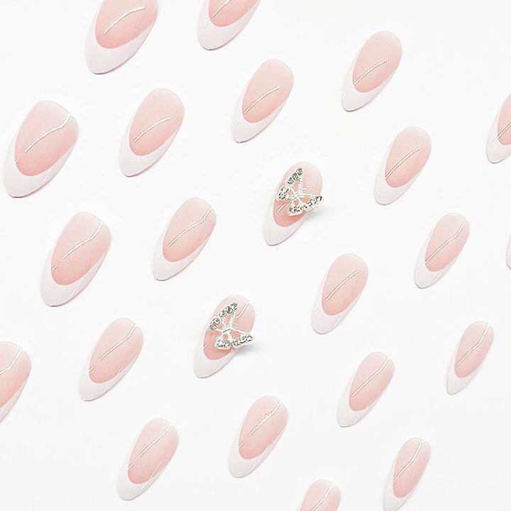 Kunstnagelset mit elegantem French Design und strassverzierten Akzenten Karnz