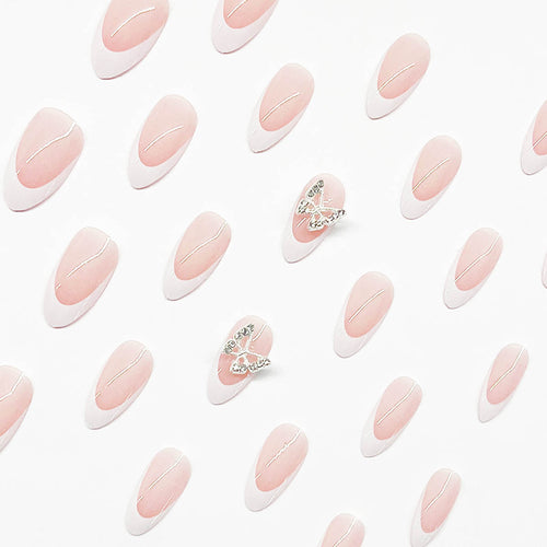 Kunstnagelset mit elegantem French Design und strassverzierten Akzenten Karnz