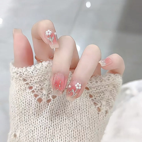 Kunstnagelset mit floralen Designs und Glitzerakzenten Karnz
