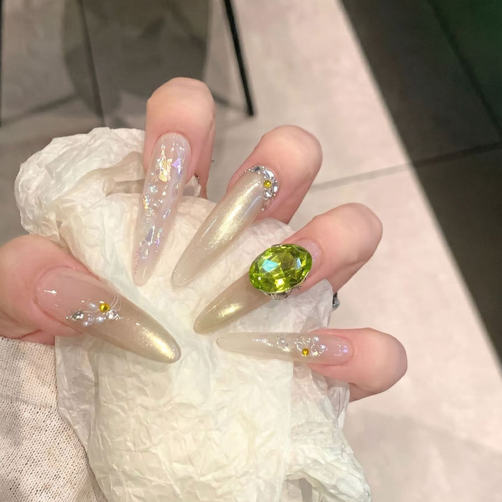 Chic dekorative Stiletto Press-On Nägel mit Edelsteinakzenten Karnz