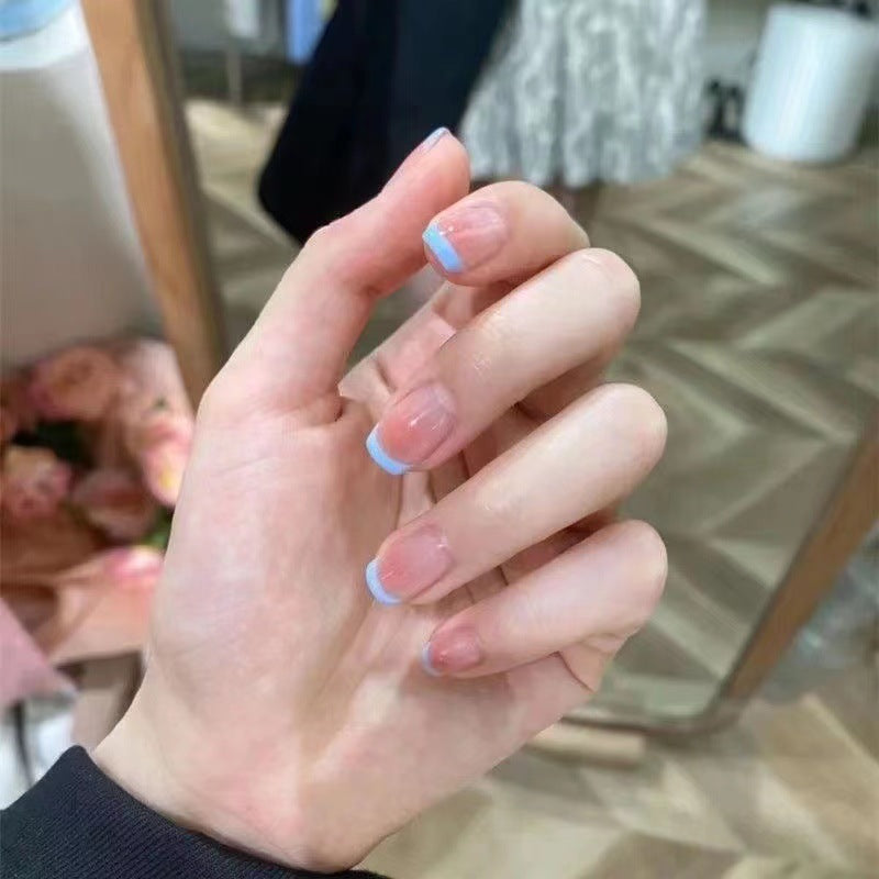 Elegante French Tip Press-On Nägel mit einzigartiger Oberfläche