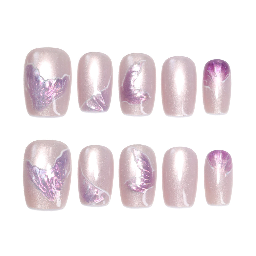Kunstvoll gestaltete Nagelverlängerungen mit eleganten Blütenmotiven Karnz