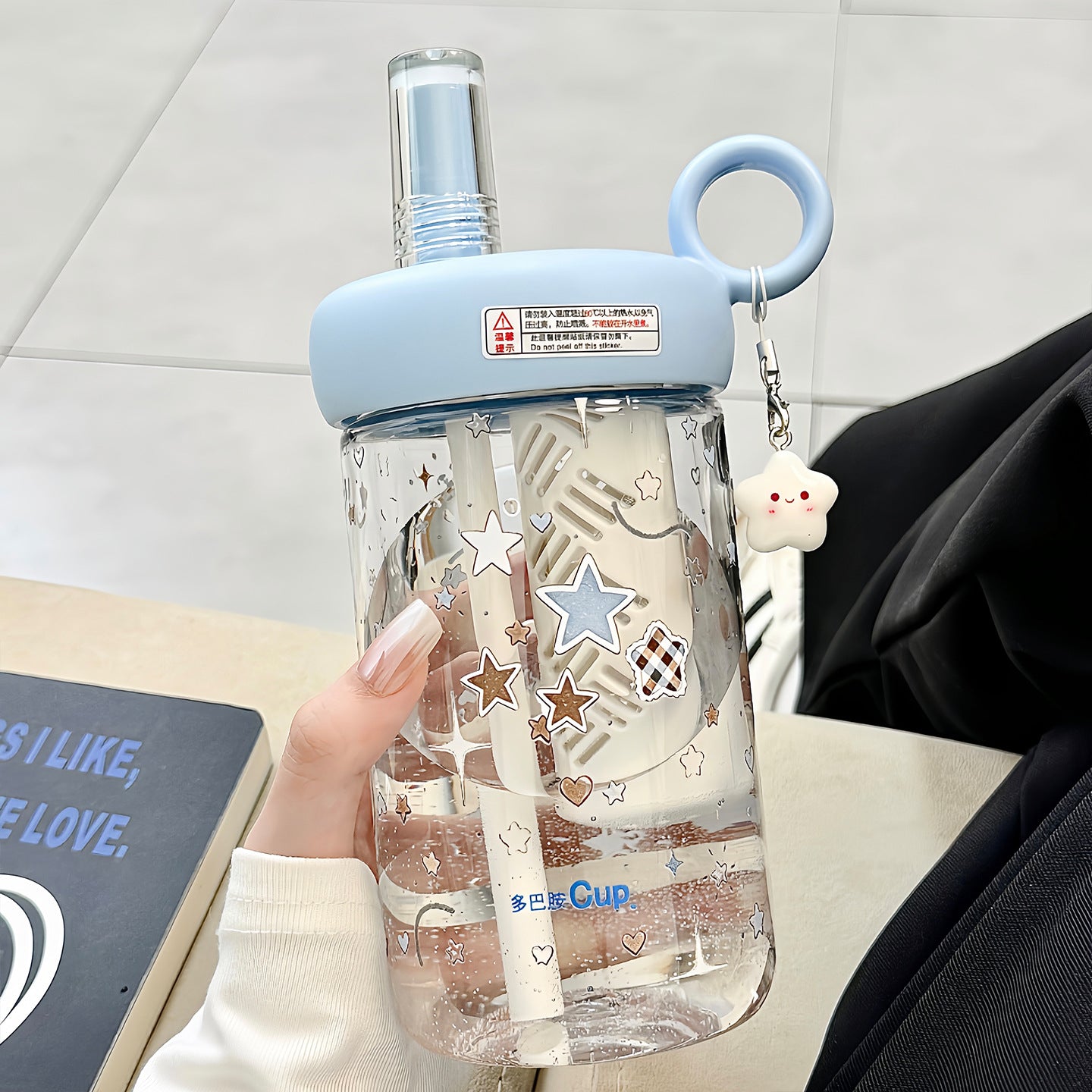 Damen Trinkflasche mit integriertem Fruchtfilter und charmantem Anhänger Karnz