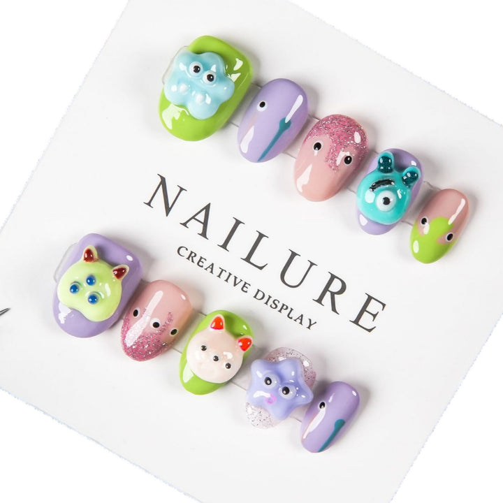 Künstlerisches Nagelkunstset mit verspielten 3D-Designs
