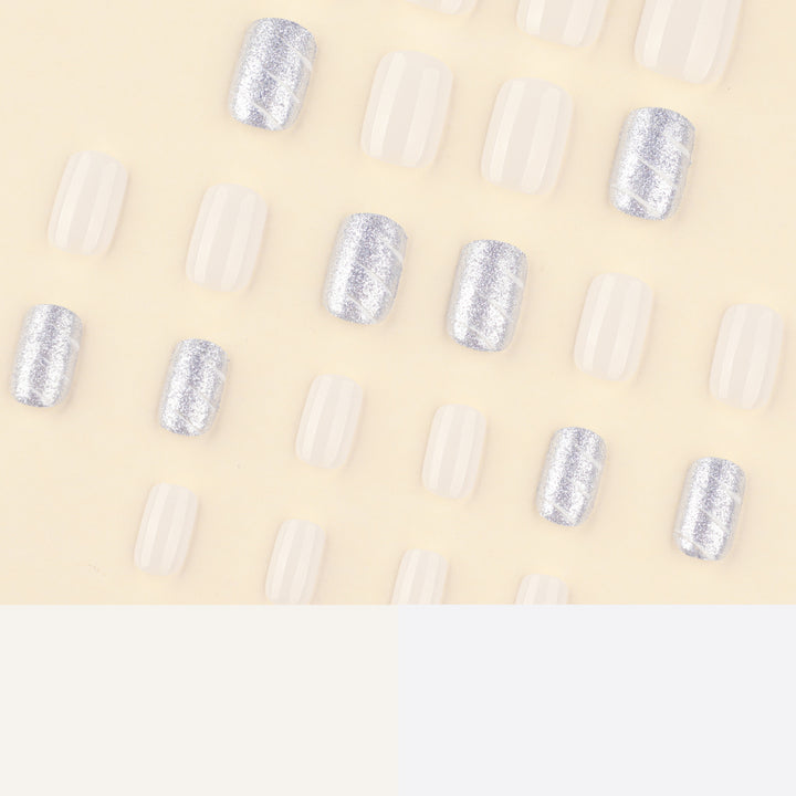 Kunstvolle und glitzernde Nageldesigns Karnz