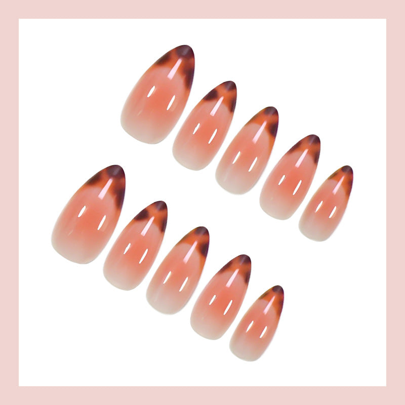 Kunstnagelset mit eleganten Ombre-Spitzen Karnz